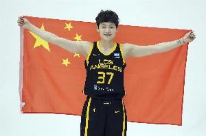 《人物》杂志:杨力维在2019年收到来自WNBA的合同 但国内不让去